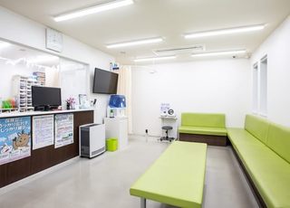 山下医院 寝屋川市駅 待合室は明るくのびのびできる開放的な空間ですの写真
