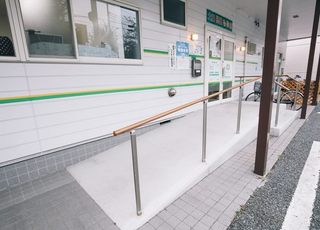 にいほりクリニック 篠崎駅 医院前のスロープの写真