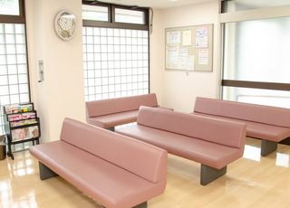 吉岡内科医院 東山・おかでんミュージアム駅駅 待合室の写真