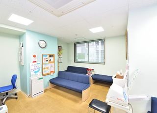 大手町クリニック 大手町駅(愛媛県) 患者さまが待たれる際にくつろいで頂けるよう、待合室はフリーWi-Fiを繋いでおります。の写真