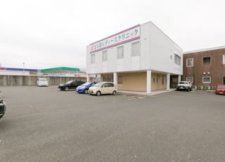 石田レディースクリニック 千鳥駅 広い駐車場を備えています。の写真