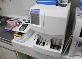 医療法人　まごた医院 春日駅(福岡県) 血液中のブドウ糖濃度を調べる機器ですの写真
