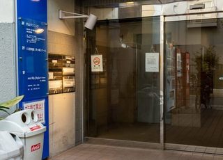 内山クリニック 茅ヶ崎駅 ビル入口の写真