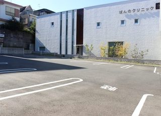 ばんのクリニック 神沢駅 広々とした駐車場ですの写真
