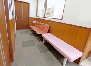 あらかわ整形外科 芦屋駅 待合室です。順番にお呼びいたしますのでお掛けになってお待ちください。の写真