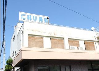 仁科小児科内科医院 新倉敷駅 建物の上には大きな看板もございます。の写真