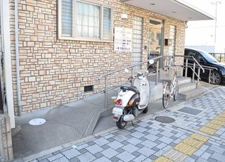 一幡・馬場クリニック 今津駅(兵庫県) 自転車は歩道を歩く方のご迷惑にならないよう駐輪をお願い致します。駐車場はクリニック横に2台止めることができますの写真