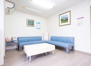 泰生医院 多摩境駅 ゆったりとお待ちいただけるように、待合室は広々としたつくりにしておりますの写真