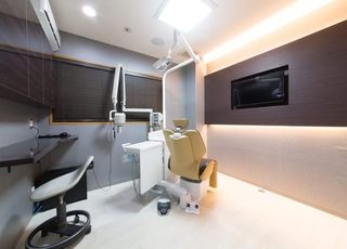 冨森歯科医院（奈良県庁　徒歩7分） 近鉄奈良駅 患者さまがリラックスして治療に臨める完全個室の診療室も御座いますの写真