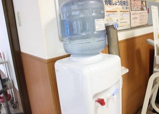 ちくさ病院 今池駅(愛知県) 待合にウォーターサーバーがありますのでご利用くださいの写真