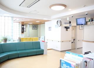 長田内科循環器科医院 北殿駅 広々として明るい待合室です。の写真