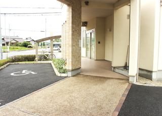 なかむら内科 高蔵寺駅 入り口にはスロープを備えていますので、ご利用ください。の写真
