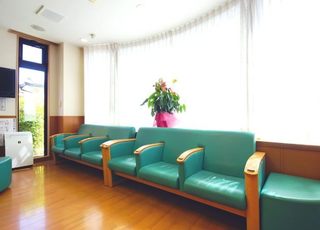原田内科クリニック 和泉中央駅 待合室です。椅子にはゆったりと座っていただけるように肘掛けをつけていますの写真
