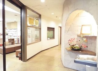 山田眼科醫院 徳島駅 エントランスには季節ごとに生花を飾っております。の写真