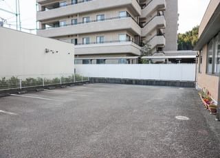 かん小児科クリニック 長沼駅(静岡県) 広い駐車スペースをご用意しています。の写真