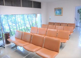村田整形外科医院 鮎喰駅 待合室です。窓からは明るい日差しが差し込みます。の写真