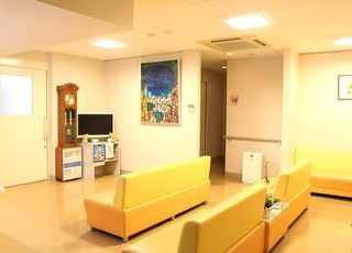 みねおい内科・循環器内科医院 松山駅(愛媛県) 広々とした待合室には、黄色いソファや空気清浄器を設置していますの写真