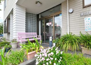 栗田眼科医院 袋井駅 毎日院長が水をやり、愛情込めて育てている草花が出迎えてくれますの写真