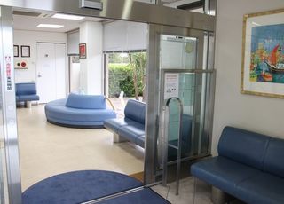 小川医院 伊丹駅(JR) 入り口は自動ドアで、段差もございません。の写真