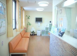 武田耳鼻咽喉科医院 伏石駅 待合室です。ソファにおかけになってお待ちください。の写真