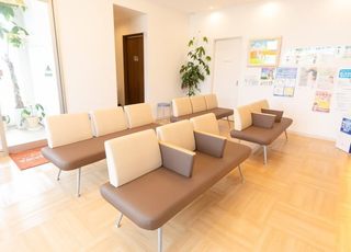 藤沢眼科 円座駅 待合室です。こちらにおかけになってお待ちくださいの写真