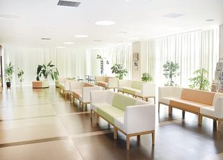 医療法人佑心會　堀江病院 堀江駅 待合室です。こちらにお掛けになってお待ちください。の写真