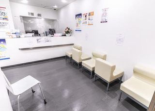 池袋クリスタル眼科 池袋駅 待合室(院内感染対策として、隣に座る方と距離をとれるようにソファを配置しています)の写真