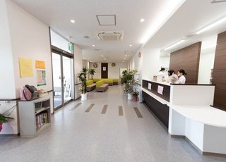 えきや外科クリニック 近田駅 受付と待合室の写真