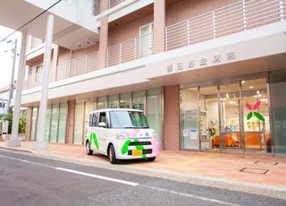 春日野会病院 春日野道駅(阪急) 春日野会病院のエントランスです。停まっているのは当院オリジナルデザインの送迎車です。の写真