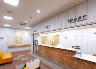 春日野会病院 春日野道駅(阪急) 総合受付・会計・薬局のカウンターです。当院は院内処方でお薬をお渡ししています。の写真