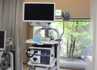 青葉台クリニック 胃や食道のお悩みの原因を発見する内視鏡検査機器の写真