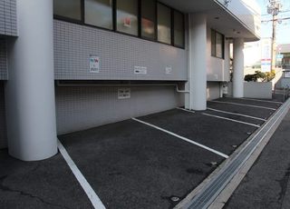 ゆきおかクリニック 桃谷駅 クリニックの横に無料でご利用いただける専用駐車場をご用意していますの写真