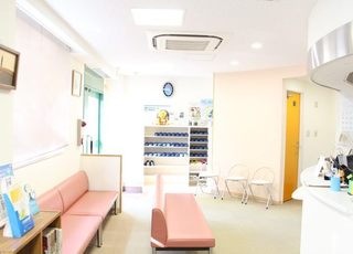 宇野眼科医院 柳瀬川駅 日当たりのいい明るい待合室ですの写真