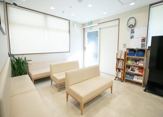 腎・泌尿器科おおねクリニック 久津川駅 待合室の写真