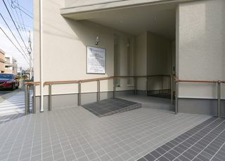ふじもとクリニック 藤崎駅(福岡県) 入り口は手すり、スロープを備えております。の写真