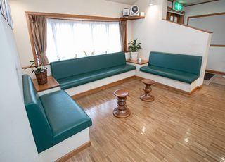ごうクリニック 桜本町駅 広々とした空間の待合室ですの写真