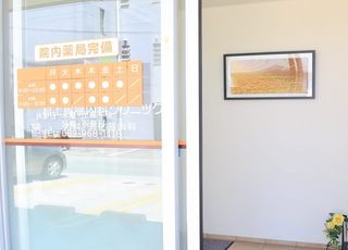 村上胃腸内科クリニック 土橋駅(愛媛県) 患者さまの気持ちが少しでも和むよう、絵画を患者さまの目線に飾っております。の写真
