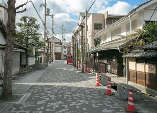 横山医院 高槻市駅 医院は石畳の道路沿いにありますの写真