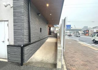 公文病院 内科 整形外科 クリニック 高速長田駅 入り口にはスロープを備えています。の写真