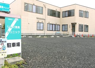 リムズ徳島クリニック 鮎喰駅 医院の敷地内には広々とした駐車場を備えております。の写真