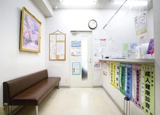 あつみ内科 京急田浦駅 受付と待合室の写真