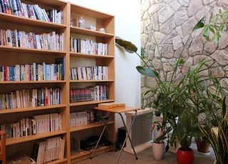 平田ペインクリニック 長者原駅 待合室にはたくさんの本があります。ご自由にお読みくださいの写真