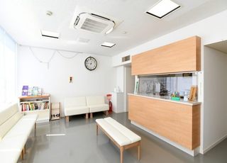育誠会　木野村医院 西岐阜駅 受付と待合室の写真