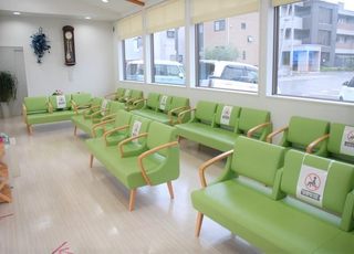 徳島市 戸田皮膚科医院 阿波富田駅 混雑を避けられるよう、待合室はゆったりとしたスペースを設けております。の写真