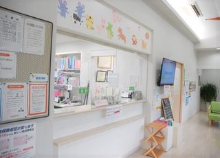 徳島市 戸田皮膚科医院 阿波富田駅 受付やお会計はこちらでお済ませください。の写真