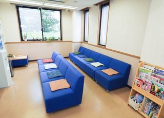 診療所スカイ 三ツ沢上町駅 待合室の写真
