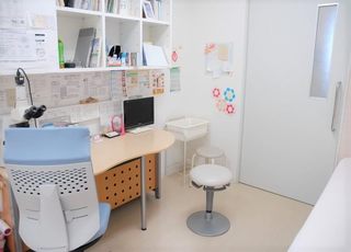 あなん戸田皮膚科医院 羽ノ浦駅 白を基調とした清潔感のある診察室です。の写真