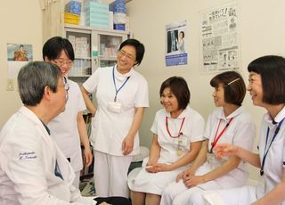 岩﨑整形外科 福山駅 スタッフの笑顔がすてきな医院ですの写真